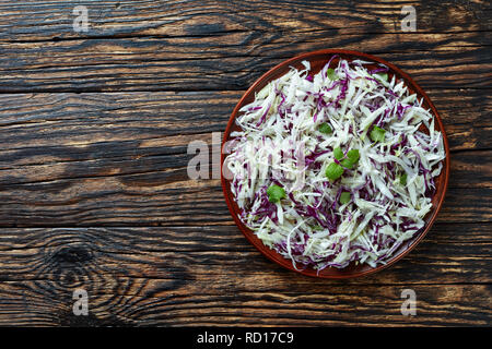 Malfouf insalata di cavolo libanese Slaw, una semplice insalata di cavolo fatta con il succo di limone, olio d'oliva, aglio e menta, flatlay, vista da sopra, spazio di copia Foto Stock