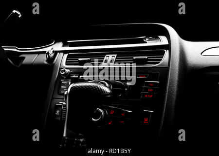 Il lusso moderno auto sportive all'interno. Interno del veicolo di prestigio. In pelle nera. Dettagli auto. Cruscotto. Media, clima e tasti di controllo di navigazione. Soun Foto Stock