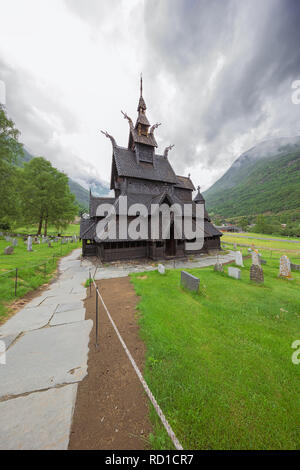 Editoriale: LAERDAL, Sogn og Fjordane, Norvegia, 11 Giugno 2018 - Vista laterale del Borgund doga chiesa vista dal cimitero Foto Stock