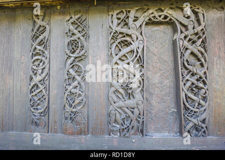 Editoriale: ORNES, Sogn og Fjordane, NORVEGIA, Giugno 12, 2018 - Sculture in legno sulla parete della chiesa di Urnes Foto Stock