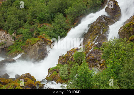 Il Kleivafossen nella sua fase intermedia sul percorso per il Briksdalsbreen Foto Stock