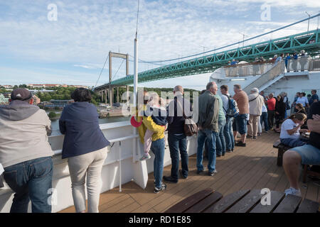 I turisti fotografare quando il traghetto corre sotto Älvsborgsbron, Göteborg, Västergötland, Svezia. Foto Stock