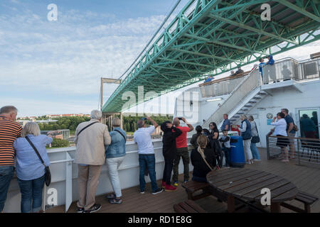 I turisti fotografare quando il traghetto corre sotto Älvsborgsbron, Göteborg, Västergötland, Svezia. Foto Stock