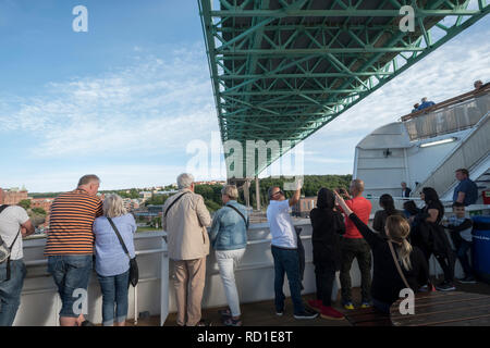 I turisti fotografare quando il traghetto corre sotto Älvsborgsbron, Göteborg, Västergötland, Svezia. Foto Stock