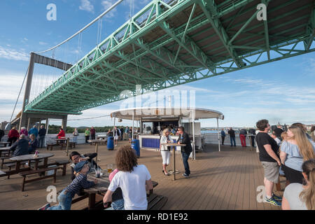 I turisti fotografare quando il traghetto corre sotto Älvsborgsbron, Göteborg, Västergötland, Svezia. Foto Stock