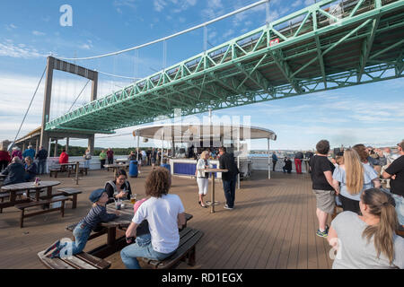 I turisti fotografare quando il traghetto corre sotto Älvsborgsbron, Göteborg, Västergötland, Svezia. Foto Stock