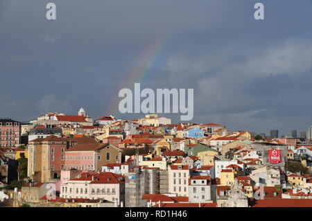 Rainbow sopra la città di Lisbona - Portogallo Foto Stock