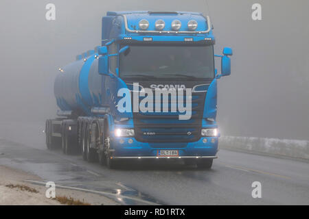 Salo, Finlandia - 28 dicembre 2018: Blu Scania R580 serbatoio carrello in movimento lungo wintery autostrada su un molto nebbioso giorno nel sud della Finlandia. Foto Stock