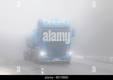 Salo, Finlandia - 28 dicembre 2018: Blu Scania R580 serbatoio carrello in movimento lungo wintery autostrada su un molto nebbioso giorno nel sud della Finlandia. Foto Stock