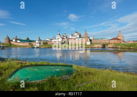 Vecchie barche da pesca sulla riva contro lo sfondo della Trasfigurazione del monastero di Solovetsky. Solovki, Russia Foto Stock