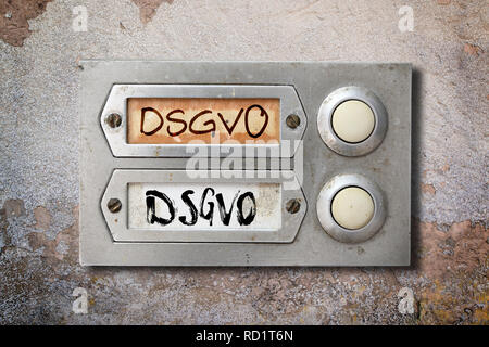 Segno di campana con etichetta DSGVO, Klingelschild mit Aufschrift DSGVO Foto Stock