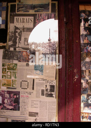 Negozio abbandonati pronto per lavori di ristrutturazione, Place des Vosges, il Marais, Parigi: finestra piena di volare poster Foto Stock