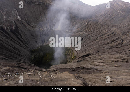 Vista aerea di un cratere, Monte Bromo, Malang, East Java, Indonesia Foto Stock