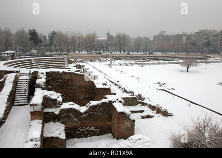 Il Foro Romano, noto anche come Antica Agora, costruita dai Romani nel tardo secolo A.D, sotto la neve in Salonicco, Grecia. Foto Stock