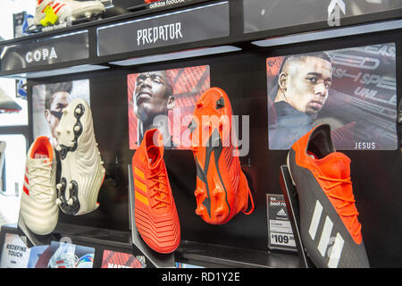 Scarpe da calcio Adidas Predator in vendita in un negozio di articoli sportivi del Regno Unito, Inghilterra, Regno Unito Foto Stock