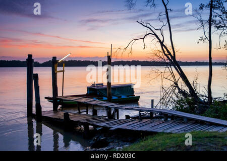 I tradizionali colorati barche sul fiume Suriname, Suriname Foto Stock