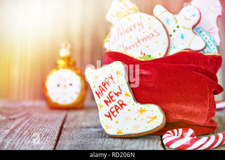 Natale gingerbread e toy sveglia su sfondo di legno Foto Stock