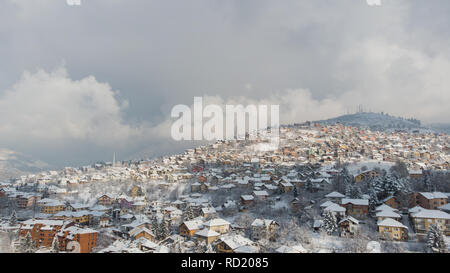 Paesaggio urbano dell'antenna nella neve, Sarajevo, Bosnia ed Erzegovina Foto Stock