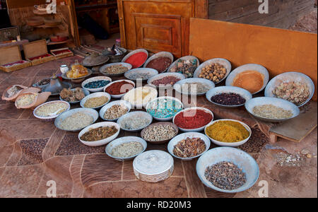 Incenso, incenso, pietre, erbe aromatiche e spezie per la vendita nel mercato di strada, Petra Giordania Foto Stock