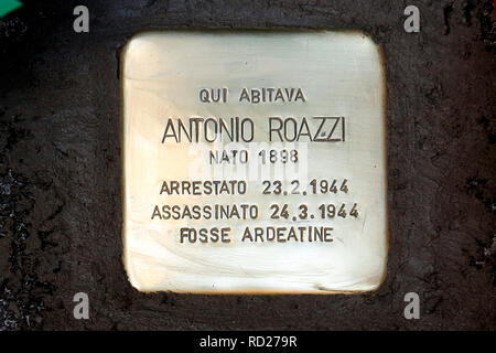 Roma, 16 gennaio 2019. Immissione in commercio di un ostacolo in memoria di Antonio Roazzi, vittima del nazifascism durante l'occupazione di Roma. Roazzi era Foto Stock