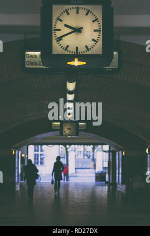 Orologio quadrato nella giunzione della stazione ferroviaria di Berlino Foto Stock