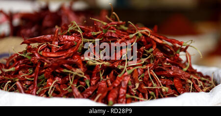 Cestino di peperoncino rosso fresco essiccato crudo nel mercato delle spezie di Khari Baoli di Old Delhi, India Foto Stock