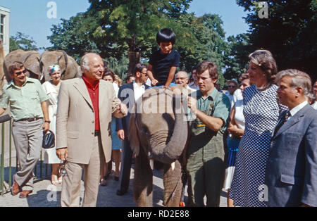 Der ehemalige Bundespräsident Walter Scheel und Familie bei einem Besuch im Zoo di Berlino, Deutschland 1980. Ex Presidente federale tedesco Walter Scheel visitare lo zoo di Berlino con la sua famiglia, Germania 1980. Foto Stock