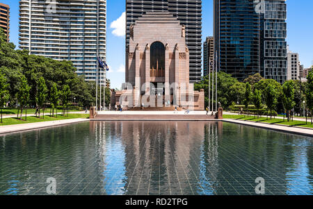 Vista esterna di Anzac War Memorial in Hyde park con stagno di acqua nella parte anteriore in Sydney NSW Australia Foto Stock