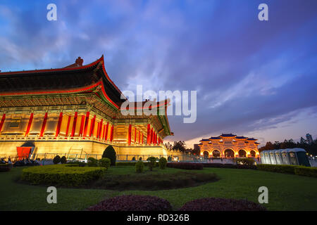 Teatro Nazionale Hall e la Liberty Square cancello principale arco nella città di Taipei, Taiwan. Foto Stock