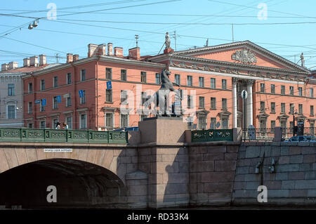 San Pietroburgo, Russia - 13 Maggio 2006: Il ponte Anichkov con il domatore dei cavalli da Peter Klodt attraverso il Fiume Fontanka vicino a Nevsky Avenue Foto Stock