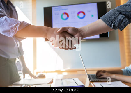 La gente di affari stringono le mani, finitura fino a una riunione. Due fiducioso uomo d affari si stringono la mano durante una riunione in ufficio Foto Stock