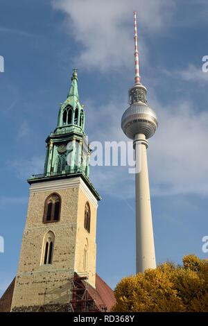 Berlino, Germania - 10 novembre 2018. Vista della chiesa Marienkirche e torre Fernsehturm torre della TV di Berlino. Foto Stock