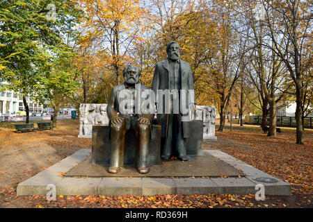 Berlino, Germania - 10 novembre 2018. Marx-Engels monumento dello scultore Ludwig Engelhardt a Marx-Engels Forum di Berlino. Foto Stock