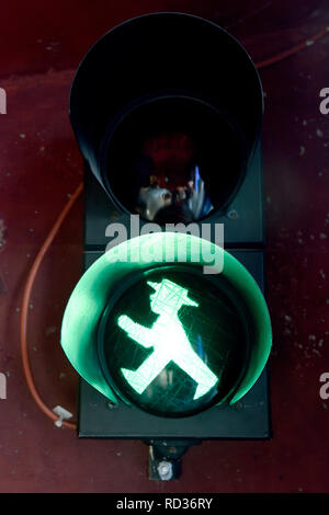 Berlino, Germania - 10 novembre 2018. Semaforo con luce verde Ampelmannchen figura, un simbolo mostrato su segnali pedonale in Germania. Foto Stock