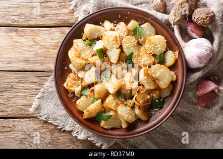 Gerusalemme i carciofi arrosto con aglio, il formaggio e il prezzemolo closeup su una piastra sul tavolo. parte superiore orizzontale vista da sopra Foto Stock