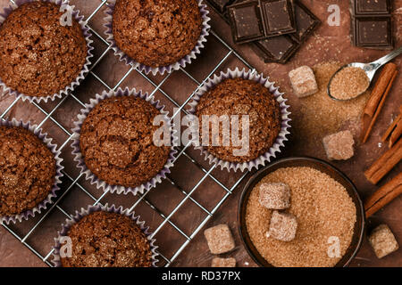 Muffin al cioccolato con lo zucchero di canna e cannella close-up. Messa a fuoco selettiva Foto Stock
