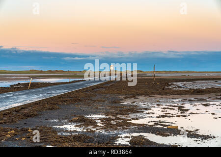 Cielo di sera e la bassa marea lungo la strada tra Beal e Isola Santa, Northumberland, England, Regno Unito Foto Stock