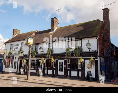 Il White Hart public house, High Street, Crawley, West Sussex, in Inghilterra, Regno Unito. Foto Stock