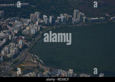 Una vista fantastica della città di Rio de Janeiro in Brasile in una tipica giornata estiva nella luce del sole che mostra le spiagge, città e dell'oceano fronti Foto Stock