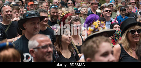 La folla a guardare una banda a barbuto teoria music festival Foto Stock