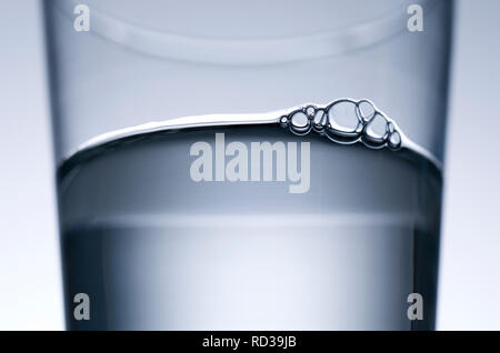 Chiudere l'immagine ritagliata di un bicchiere di acqua, studio shot Foto Stock