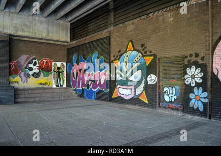 Graffiti sulle pareti sotto la Rivergate Shopping Center a Irvine, Ayrshire il più grande centro per lo shopping Foto Stock