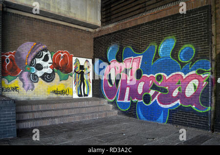 Graffiti sulle pareti sotto la Rivergate Shopping Center a Irvine, Ayrshire il più grande centro per lo shopping Foto Stock