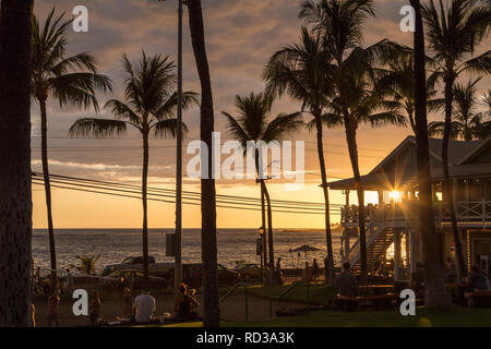 Le attività serali con la famiglia e gli amici con un fantastico tramonto in KAILUA KONA sulla Big Island, Hawaii, Stati Uniti d'America. Foto Stock