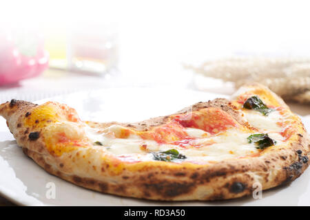 Close up del calzone pizza conditi con formaggio, studio shot Foto Stock