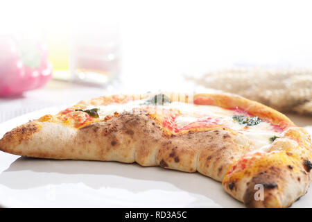 Close up del calzone pizza, studio shot Foto Stock