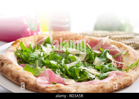 Close up Arugula-Prosciutto pizza, studio shot Foto Stock