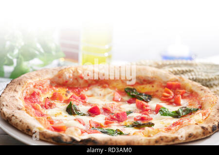 Close up di margarita pizza, studio shot Foto Stock