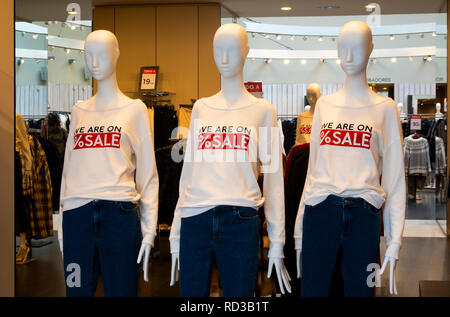 Maniche Lunghe Donna tee shirt in vendita presso un negozio di abbigliamento a Siviglia, Spagna Foto Stock