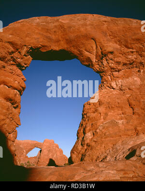 Stati Uniti d'America, Utah, Arches National Park, vista est attraverso la Torretta arco verso sud finestra nella sezione Windows. Foto Stock